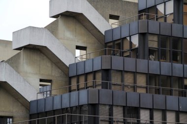 Londra şehir merkezinde bir bina.