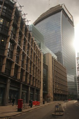 Londra şehir merkezinde bir bina.