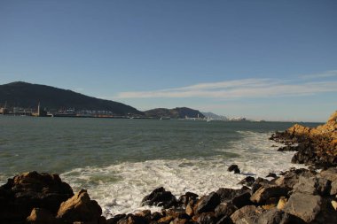 Bask ülkesinde dalgalar kıyıya vuruyor