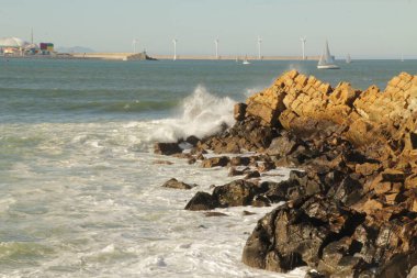 Bask ülkesinde dalgalar kıyıya vuruyor