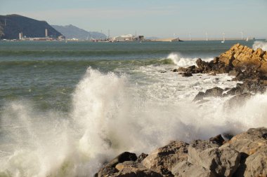Bask ülkesinde dalgalar kıyıya vuruyor