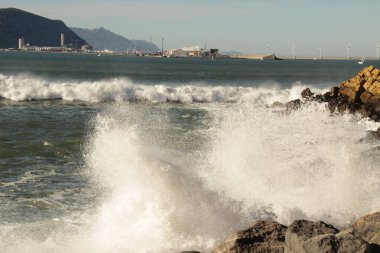 Bask ülkesinde dalgalar kıyıya vuruyor
