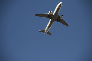 Uçuş sırasında ticari uçak.