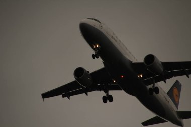 Uçuş sırasında ticari uçak.