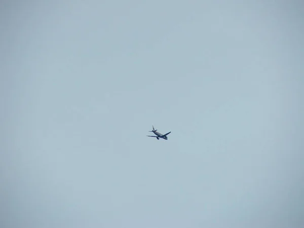 飛行中の民間航空機 — ストック写真