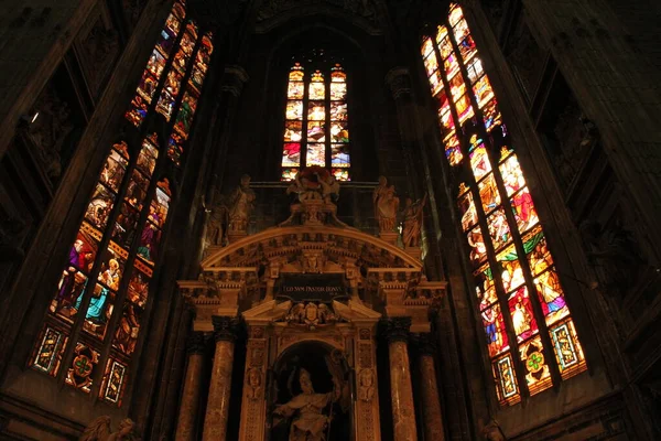 Glasmalerei Mailänder Dom — Stockfoto