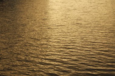 Suyun yüzeyindeki yansımalar.