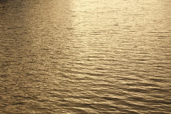 Spiegelungen Über Der Wasseroberfläche — Stockfoto