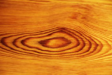 Tahta bir masaya yakın.