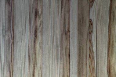 Tahta bir masaya yakın.