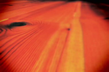 Tahta bir masaya yakın.