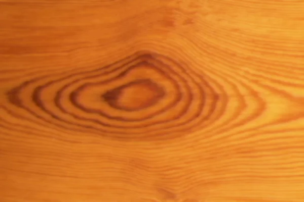 紧挨着一张木制桌子 — 图库照片