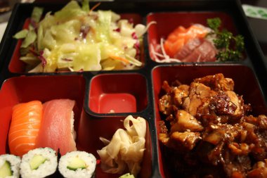 Suşi masada yuvarlanıyor.