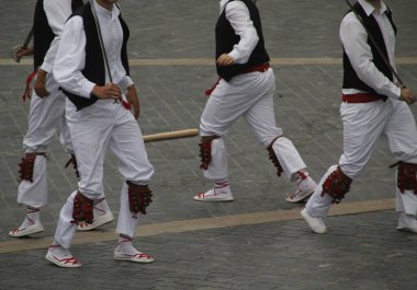 Halk festivalinde geleneksel bas dansı