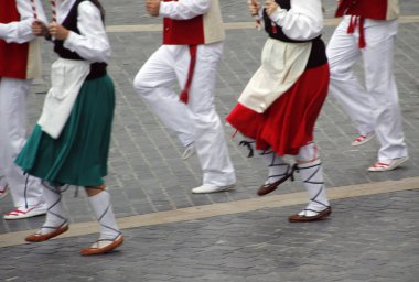 Halk festivalinde geleneksel bas dansı