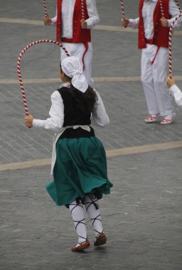 Halk festivalinde geleneksel bas dansı