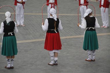 Halk festivalinde geleneksel bas dansı