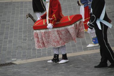 Halk festivalinde geleneksel bas dansı