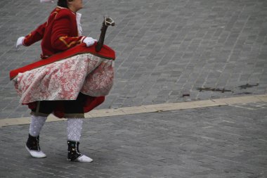 Halk festivalinde geleneksel bas dansı
