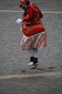 Halk festivalinde geleneksel bas dansı