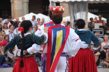 Halk festivalinde geleneksel bas dansı