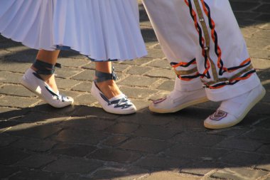 Halk festivalinde geleneksel bas dansı
