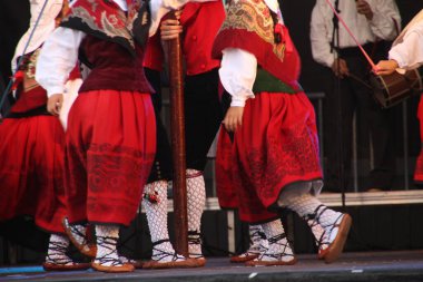 Halk festivalinde geleneksel bas dansı
