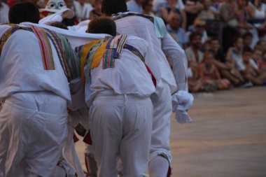 Halk festivalinde geleneksel bas dansı