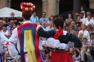 Halk festivalinde geleneksel bas dansı