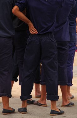 Halk festivalinde geleneksel bas dansı