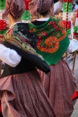 Halk festivalinde geleneksel bas dansı