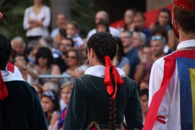 Halk festivalinde geleneksel bas dansı