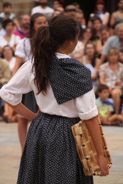 Halk festivalinde geleneksel bas dansı