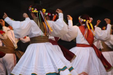 Halk festivalinde geleneksel bas dansı