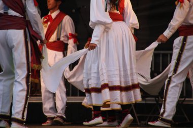 Halk festivalinde geleneksel bas dansı