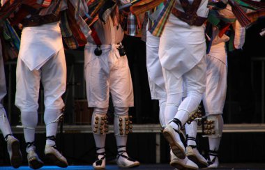 Halk festivalinde geleneksel bas dansı