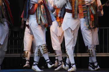 Halk festivalinde geleneksel bas dansı
