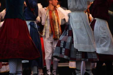 Halk festivalinde geleneksel bas dansı