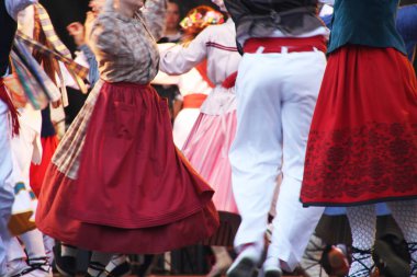 Halk festivalinde geleneksel bas dansı