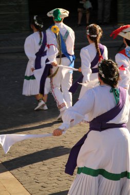 Halk festivalinde geleneksel bas dansı
