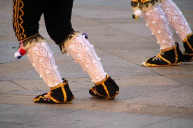 Halk festivalinde geleneksel bas dansı