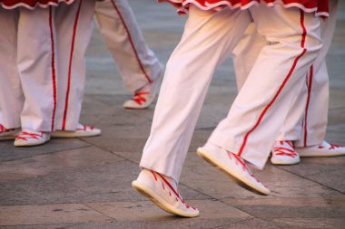 Halk festivalinde geleneksel bas dansı