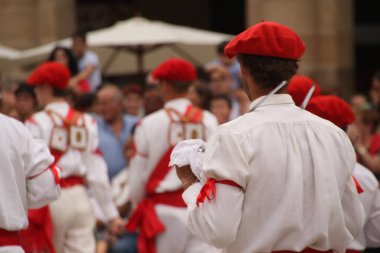 Halk festivalinde geleneksel bas dansı