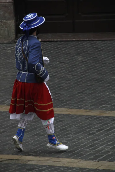 Tarian Tradisional Basque Dalam Festival Rakyat — Stok Foto