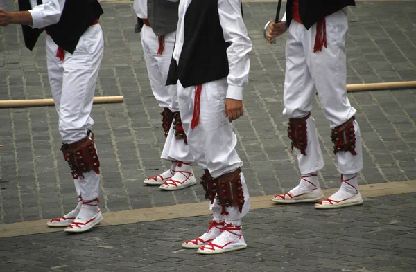 民俗祭の伝統的なバスク舞踊は — ストック写真