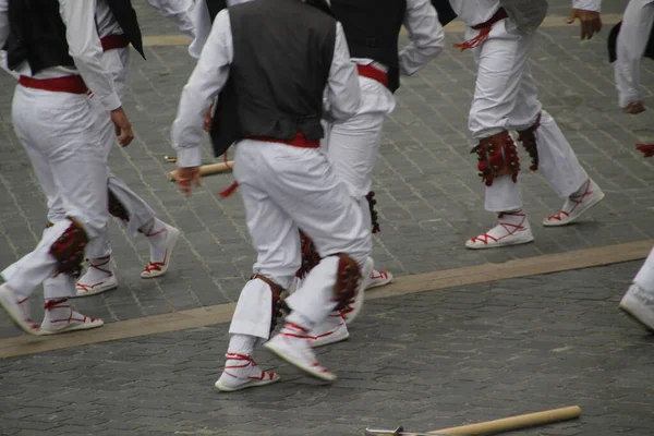 民俗祭の伝統的なバスク舞踊は — ストック写真