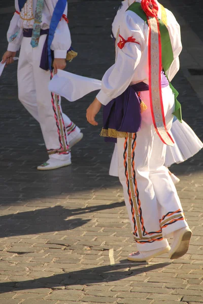 民俗祭の伝統的なバスク舞踊は — ストック写真