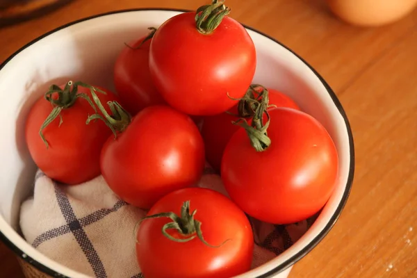 Tomates Rojos Aislados Sobre Una Mesa — Foto de Stock