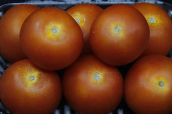 Tomates Vermelhos Isolados Uma Mesa — Fotografia de Stock