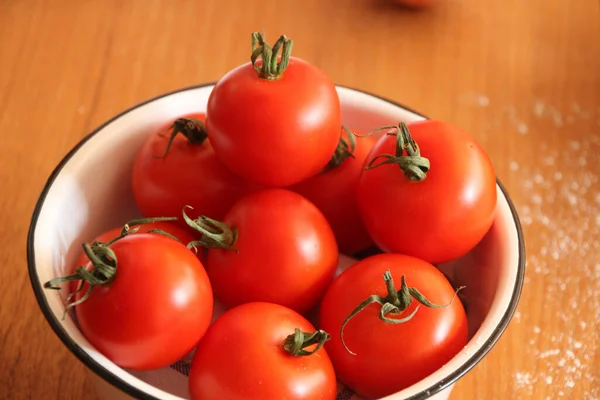 Tomates Rouges Isolées Sur Une Table — Photo